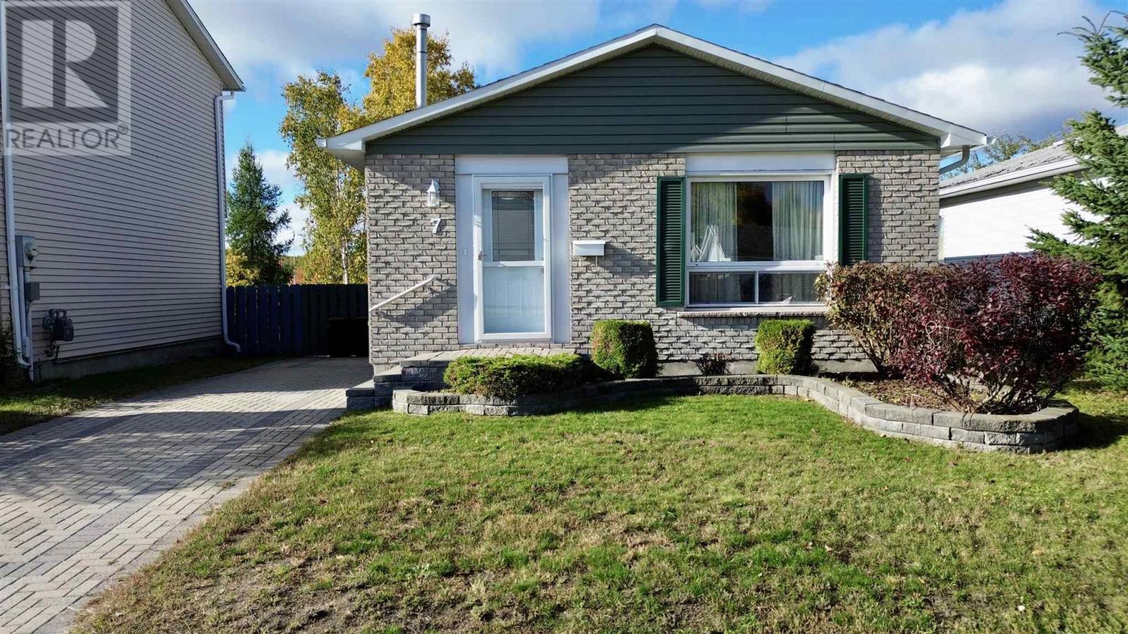 7 Pearson Ave, Elliot Lake, Ontario  P5A 2V3 - Photo 3 - SM252923