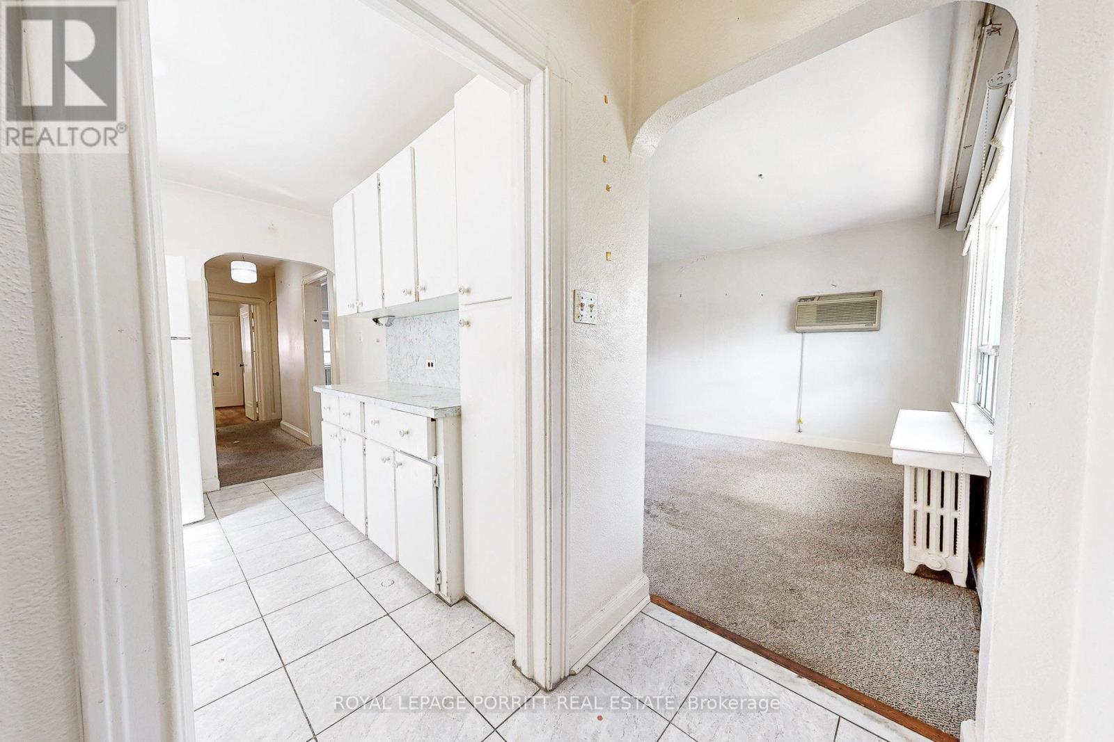 18 Stephen Drive, Toronto, Ontario  M8Y 3M6 - Photo 5 - W12590250