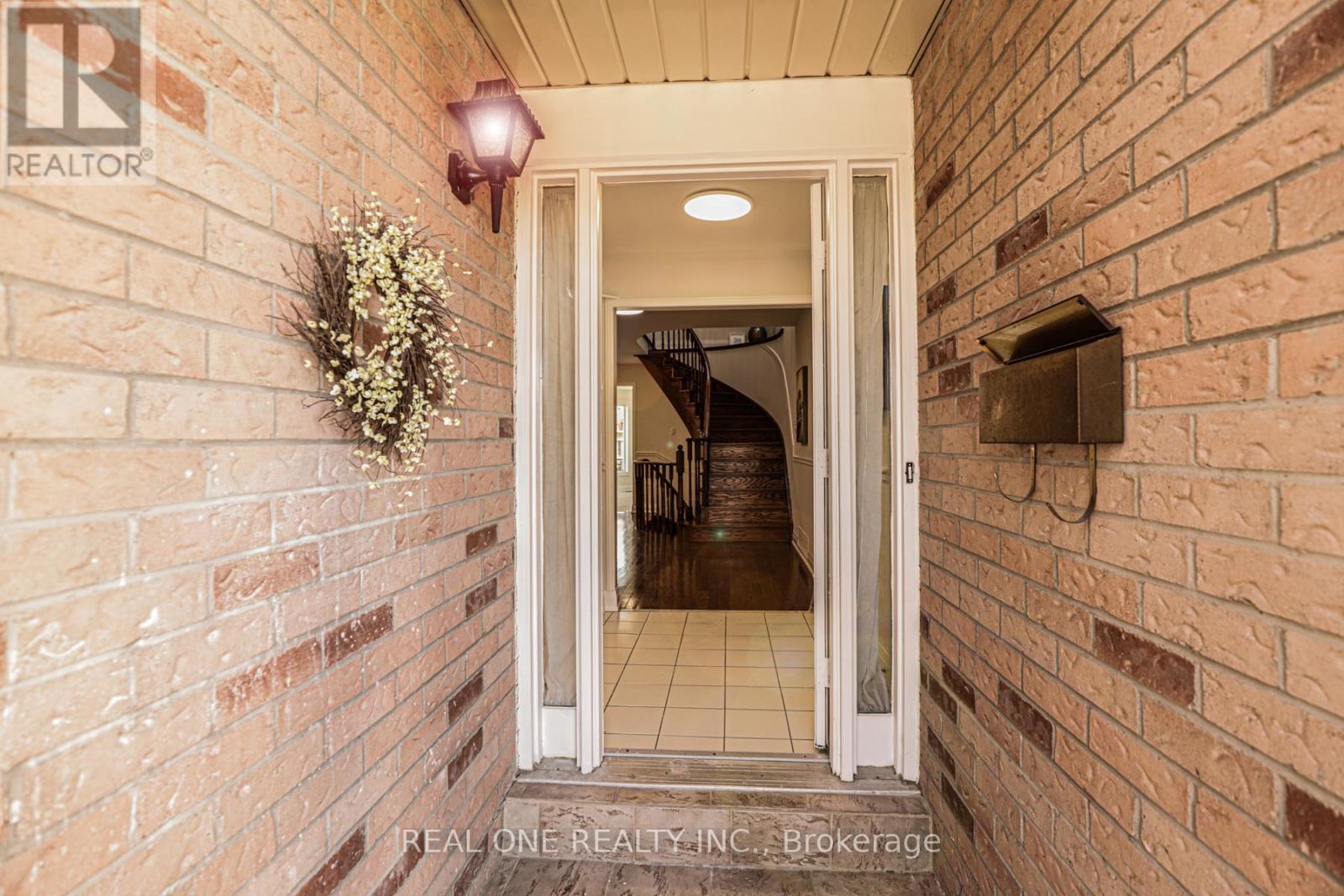621 Winterton Way, Mississauga, Ontario  L5R 3J3 - Photo 13 - W12590252