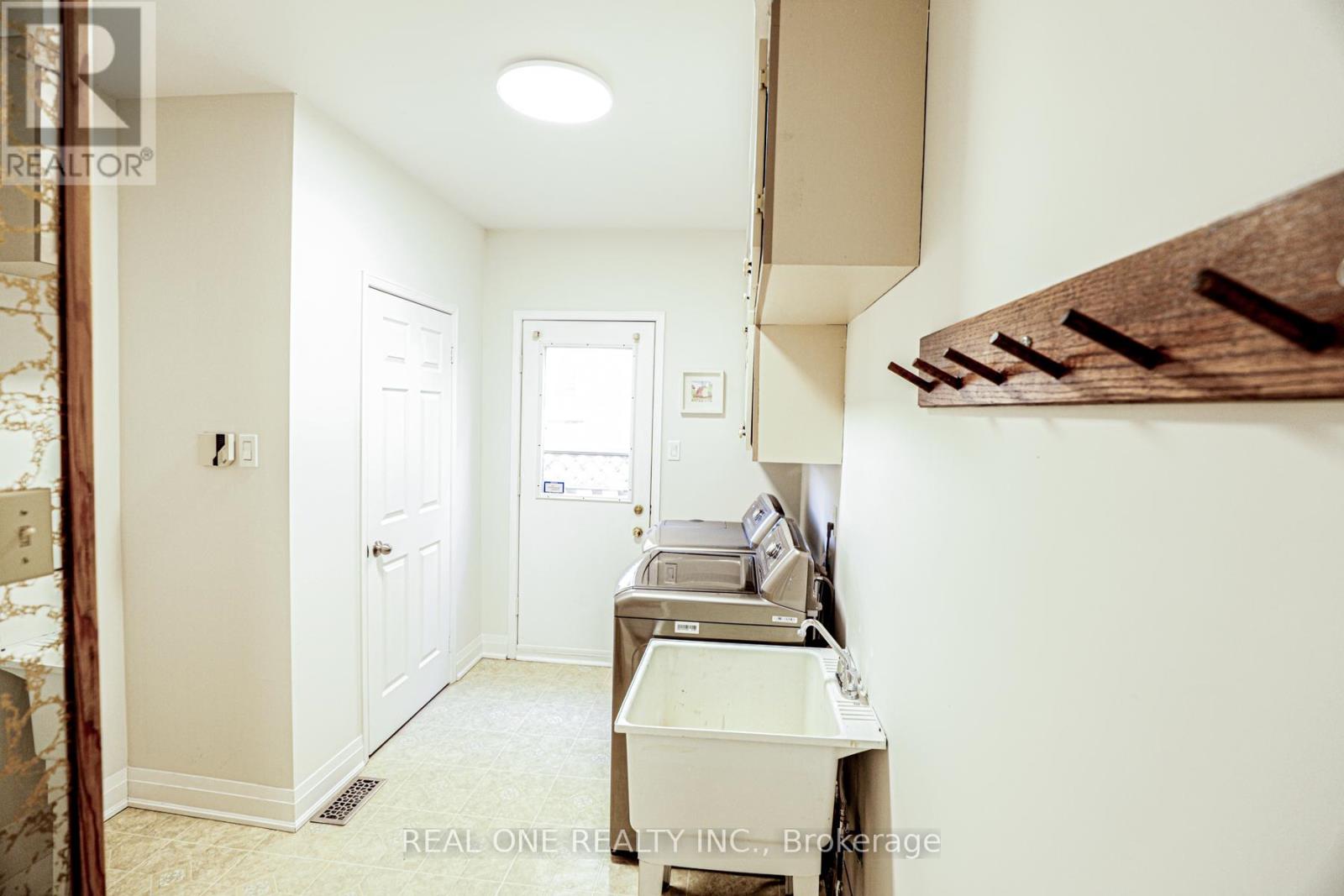 621 Winterton Way, Mississauga, Ontario  L5R 3J3 - Photo 21 - W12590252