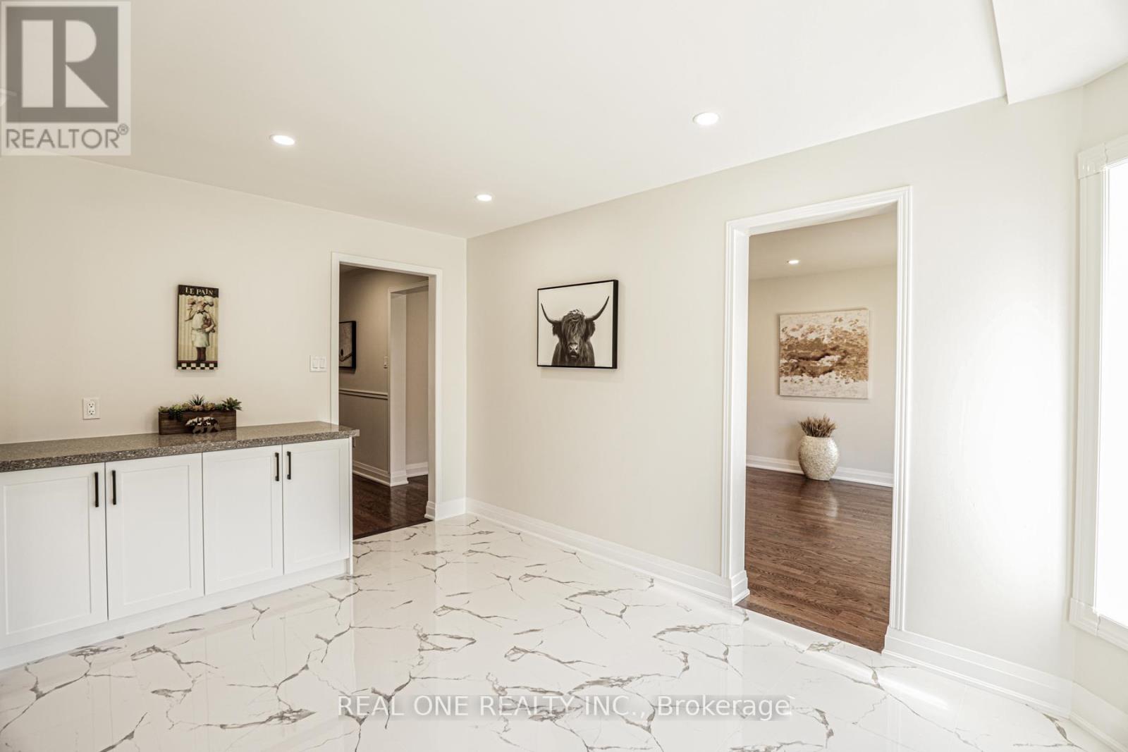 621 Winterton Way, Mississauga, Ontario  L5R 3J3 - Photo 5 - W12590252