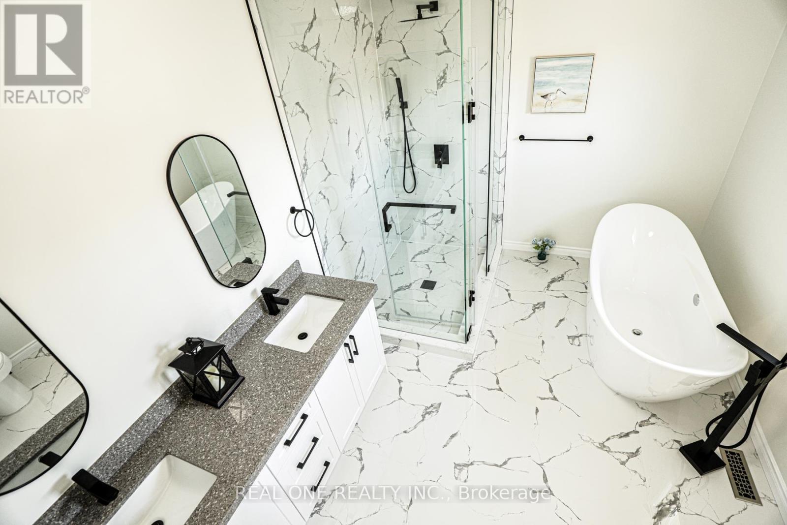 621 Winterton Way, Mississauga, Ontario  L5R 3J3 - Photo 8 - W12590252