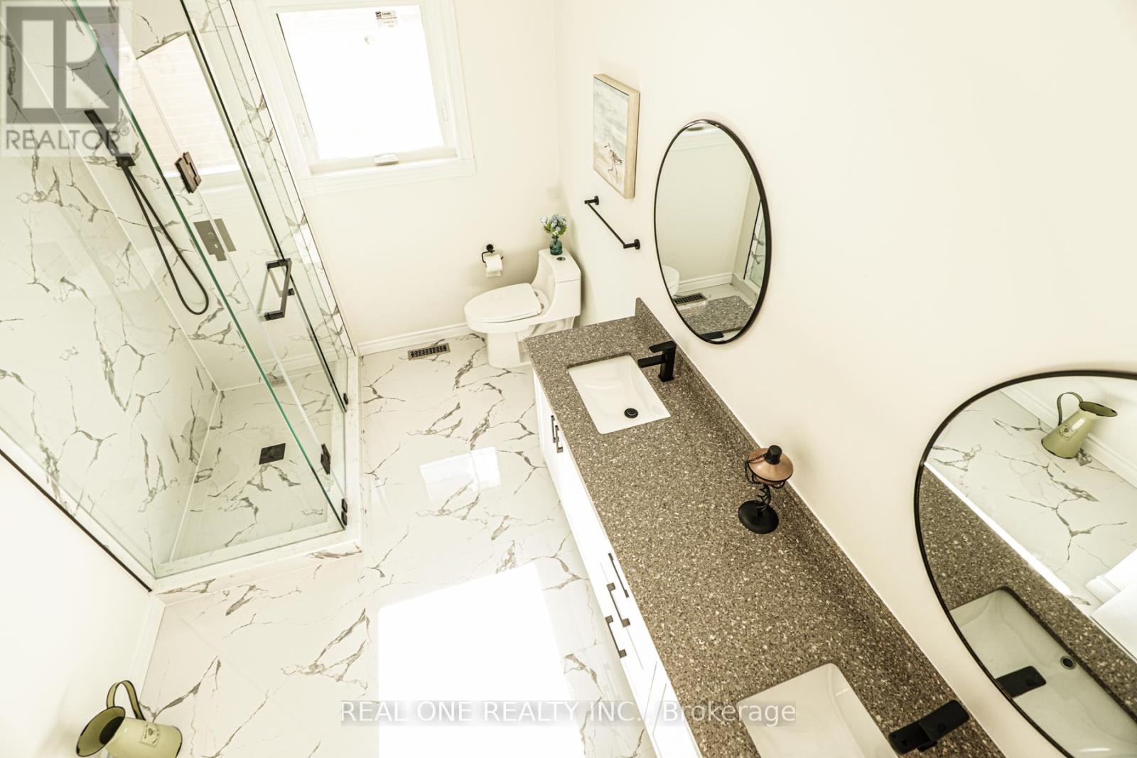 621 Winterton Way, Mississauga, Ontario  L5R 3J3 - Photo 9 - W12590252