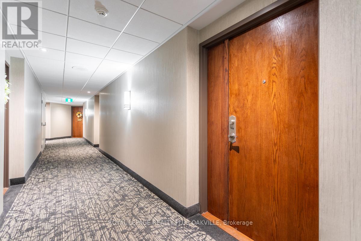 718 - 2511 Lakeshore Road W, Oakville, Ontario  L6L 6L9 - Photo 5 - W12590254