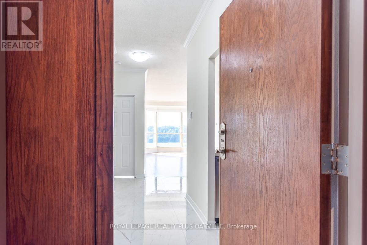718 - 2511 Lakeshore Road W, Oakville, Ontario  L6L 6L9 - Photo 6 - W12590254