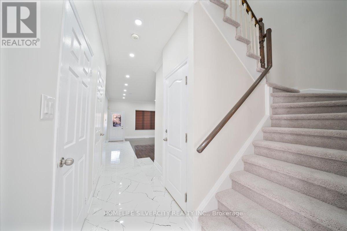 6 Bentgrass Lane, Brampton, Ontario  L7A 3K2 - Photo 3 - W12590258