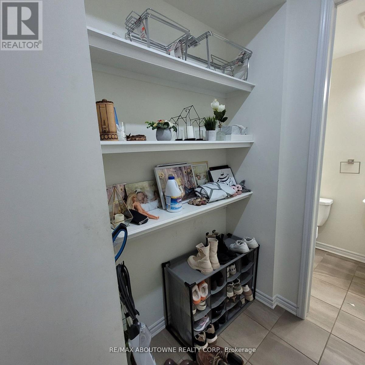 973 Logan Drive, Milton, Ontario  L9E 1P7 - Photo 5 - W12590378