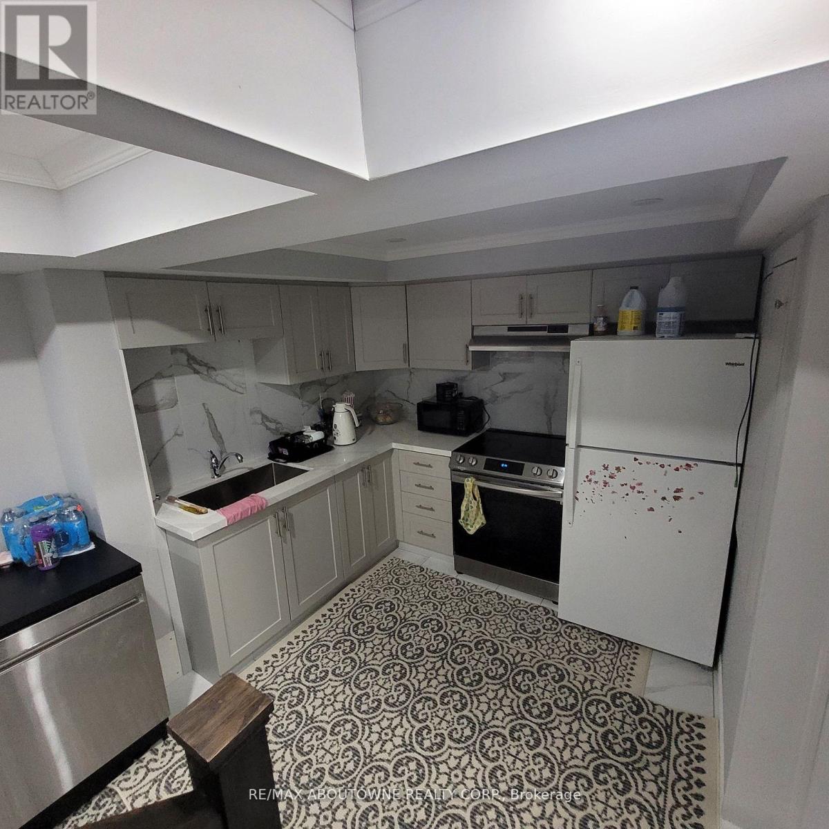 973 Logan Drive, Milton, Ontario  L9E 1P7 - Photo 9 - W12590378