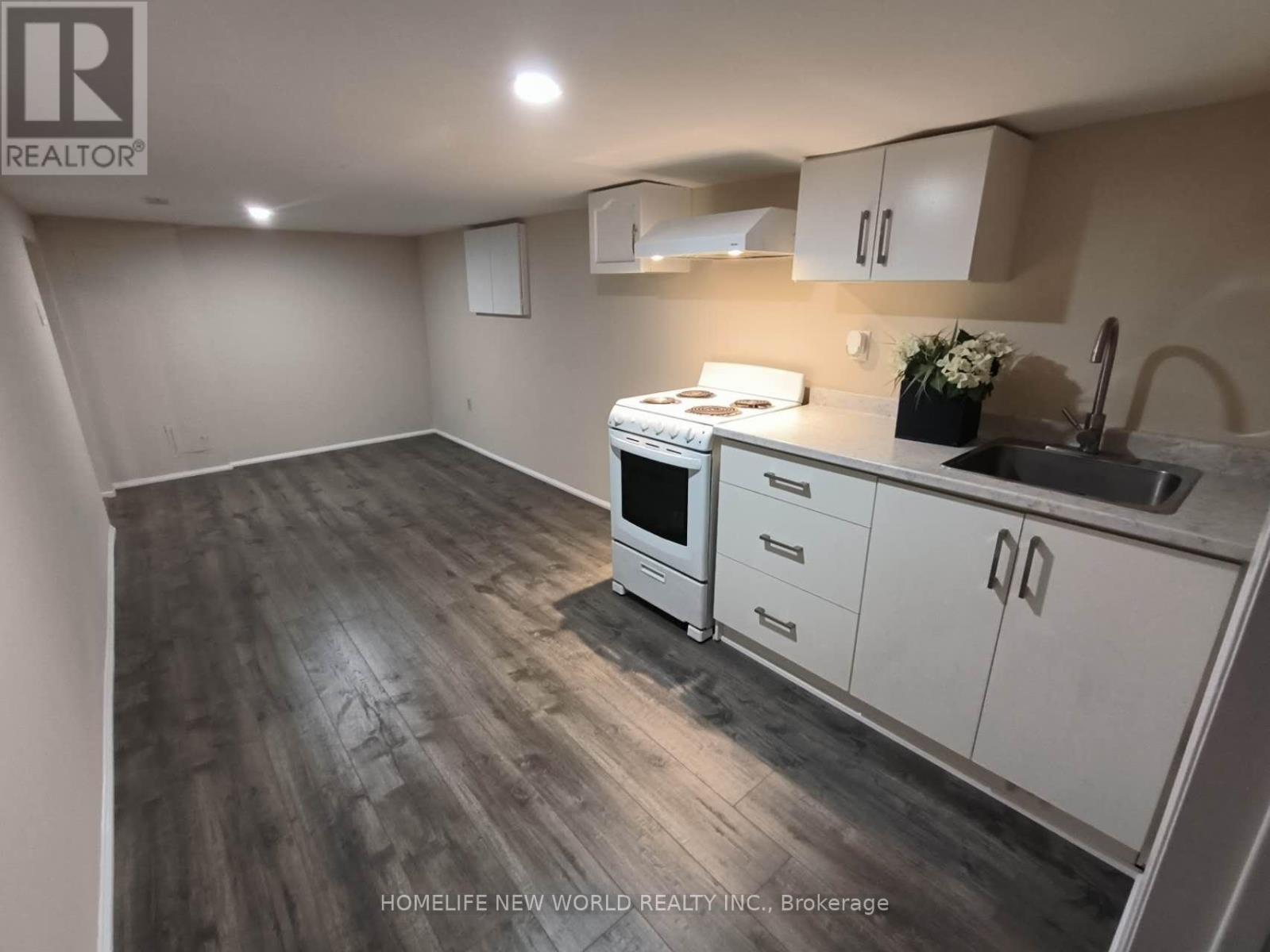 55 Chamberlain B1 Avenue, Toronto, Ontario  M6E 4J9 - Photo 3 - W12590384