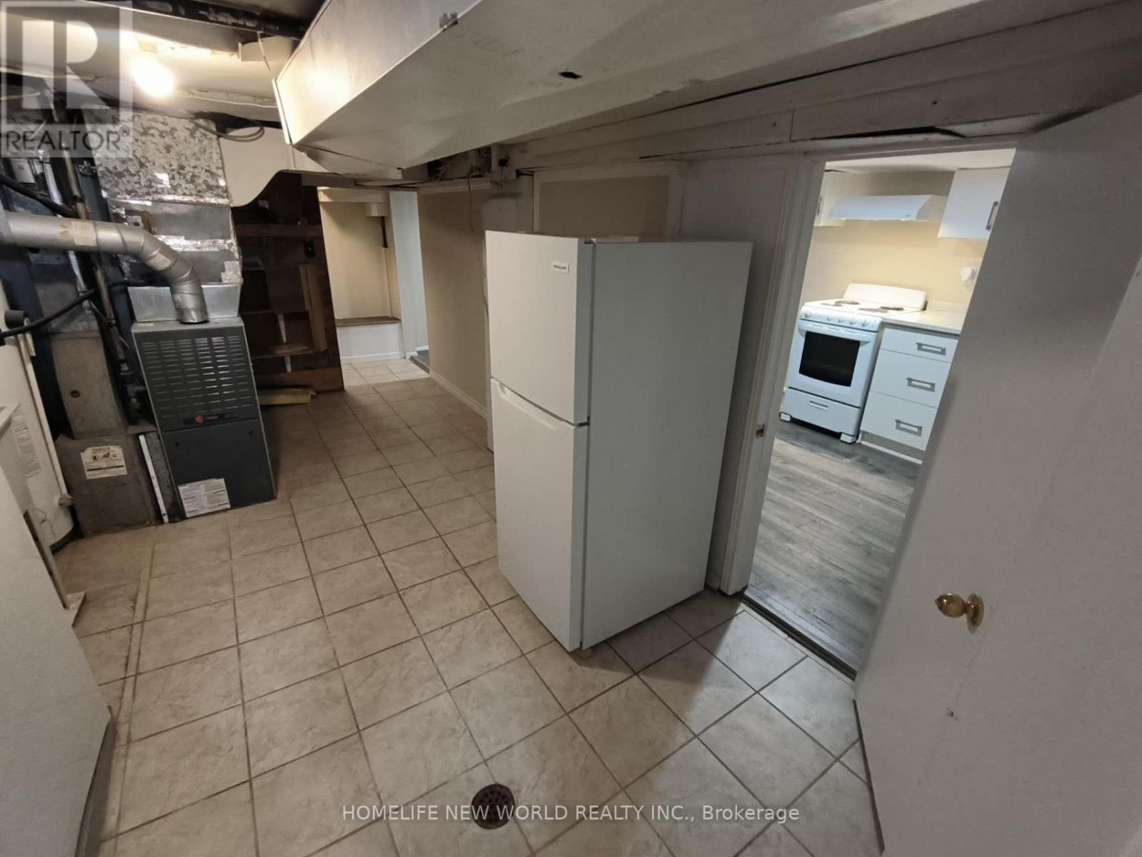 55 Chamberlain B1 Avenue, Toronto, Ontario  M6E 4J9 - Photo 4 - W12590384