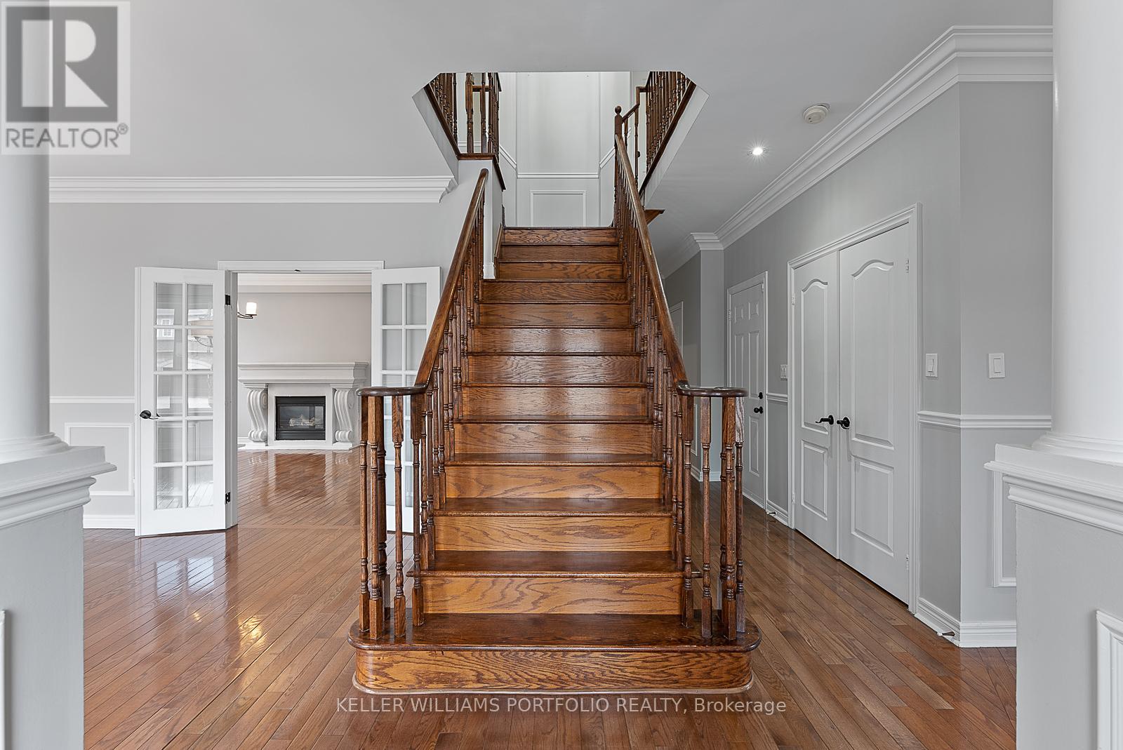 2154 Kingsridge Drive, Oakville, Ontario  L6M 4Z2 - Photo 3 - W12590448