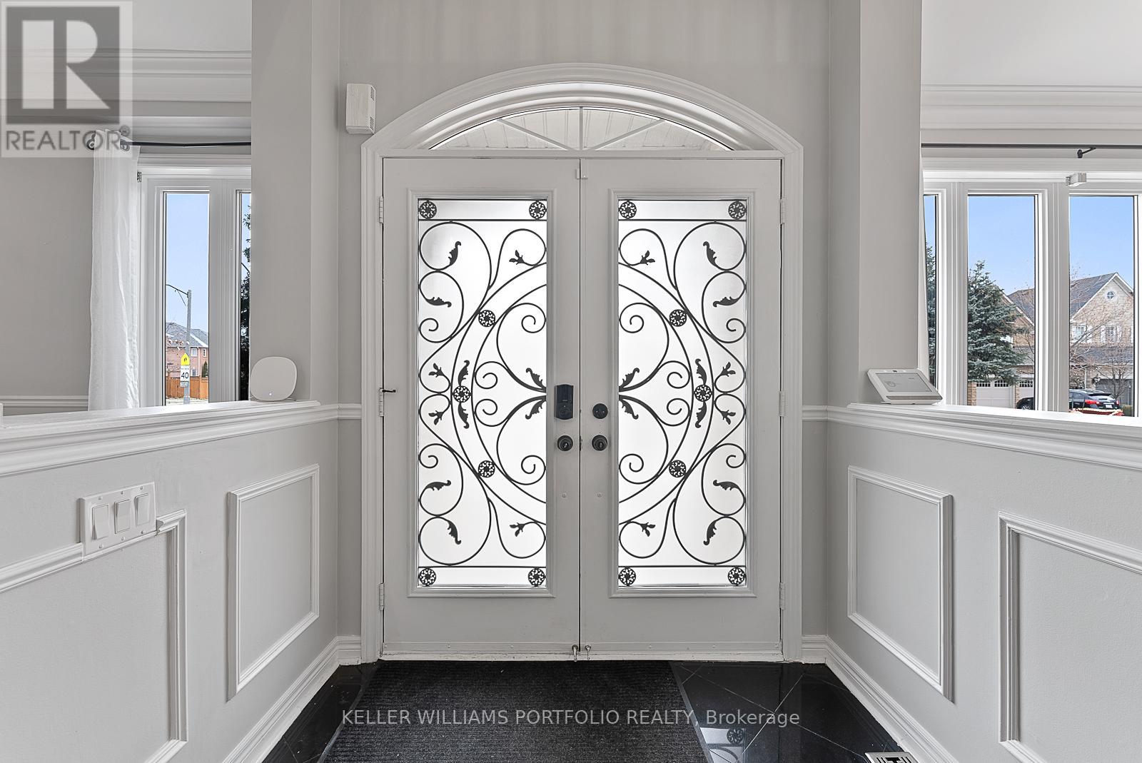 2154 Kingsridge Drive, Oakville, Ontario  L6M 4Z2 - Photo 4 - W12590448