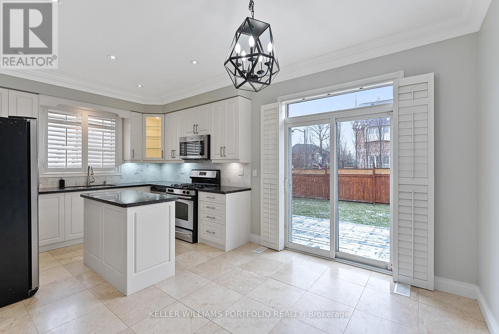 2154 Kingsridge Drive, Oakville, Ontario  L6M 4Z2 - Photo 9 - W12590448