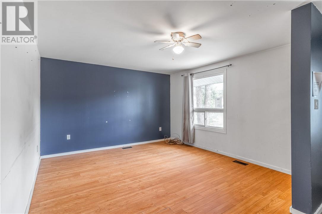 13 Arnold, Lively, Ontario  P3Y 1M8 - Photo 2 - 2125821