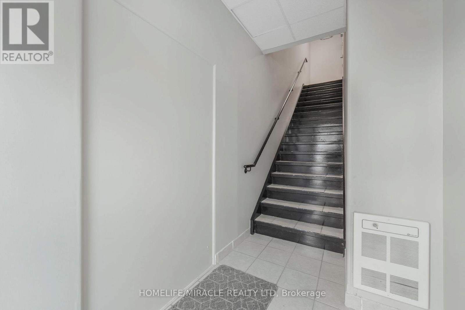 112 (Upper Floor) - 2 Automatic Drive, Brampton, Ontario  L6S 6K8 - Photo 5 - W12590524