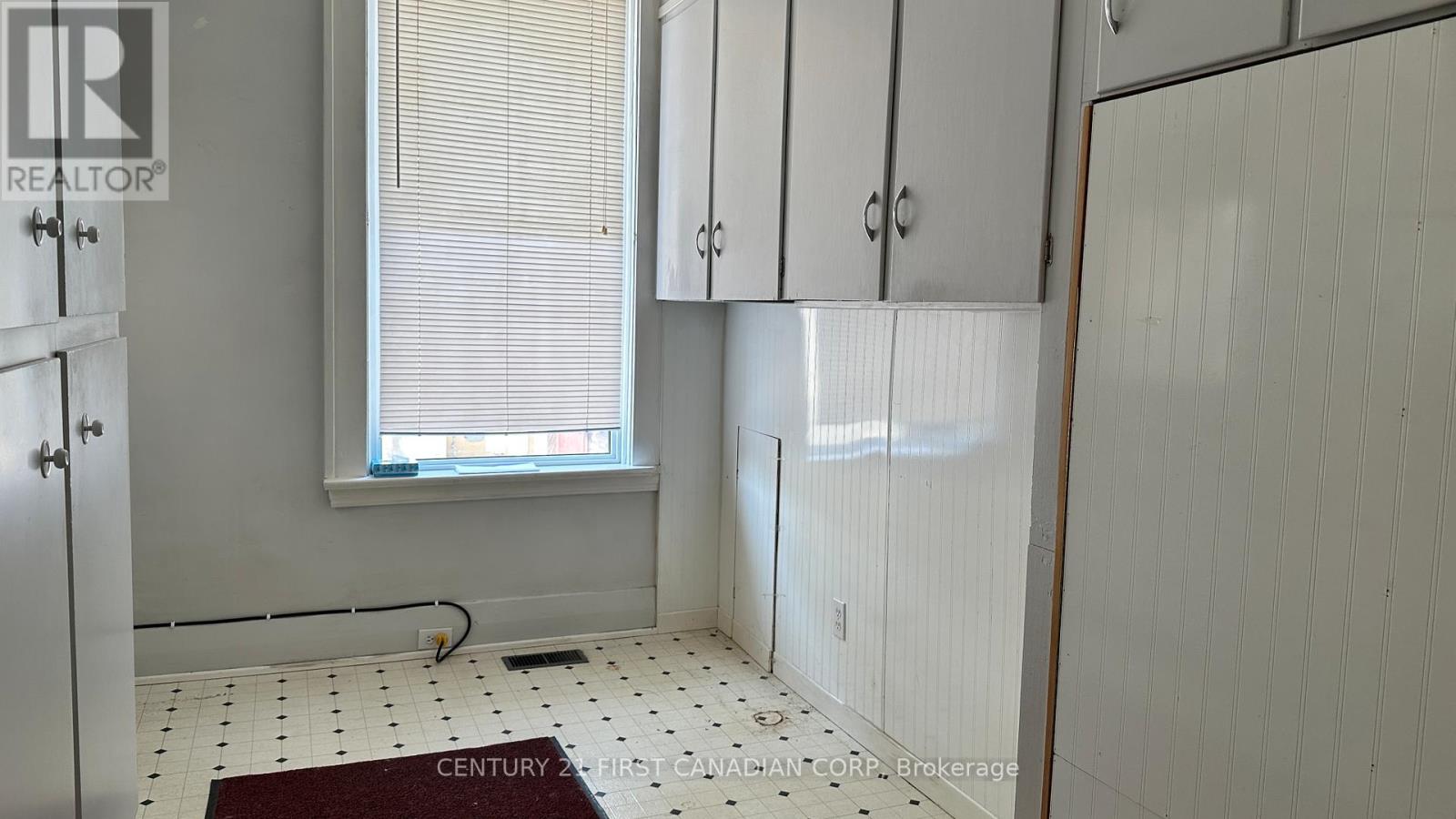 Main - 116 Adelaide Street N, London East, Ontario  N6B 3G8 - Photo 2 - X12590850