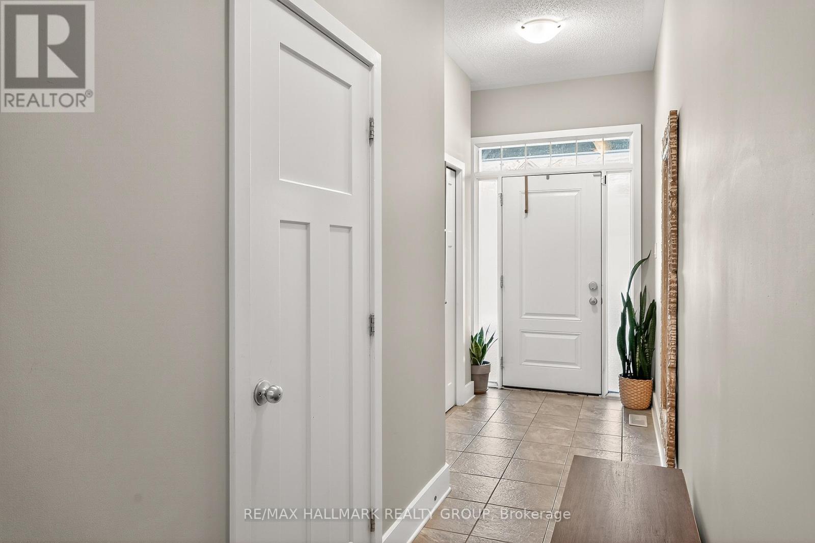 332 Gracewood Crescent, Ottawa, Ontario  K1T 0J7 - Photo 5 - X12590844