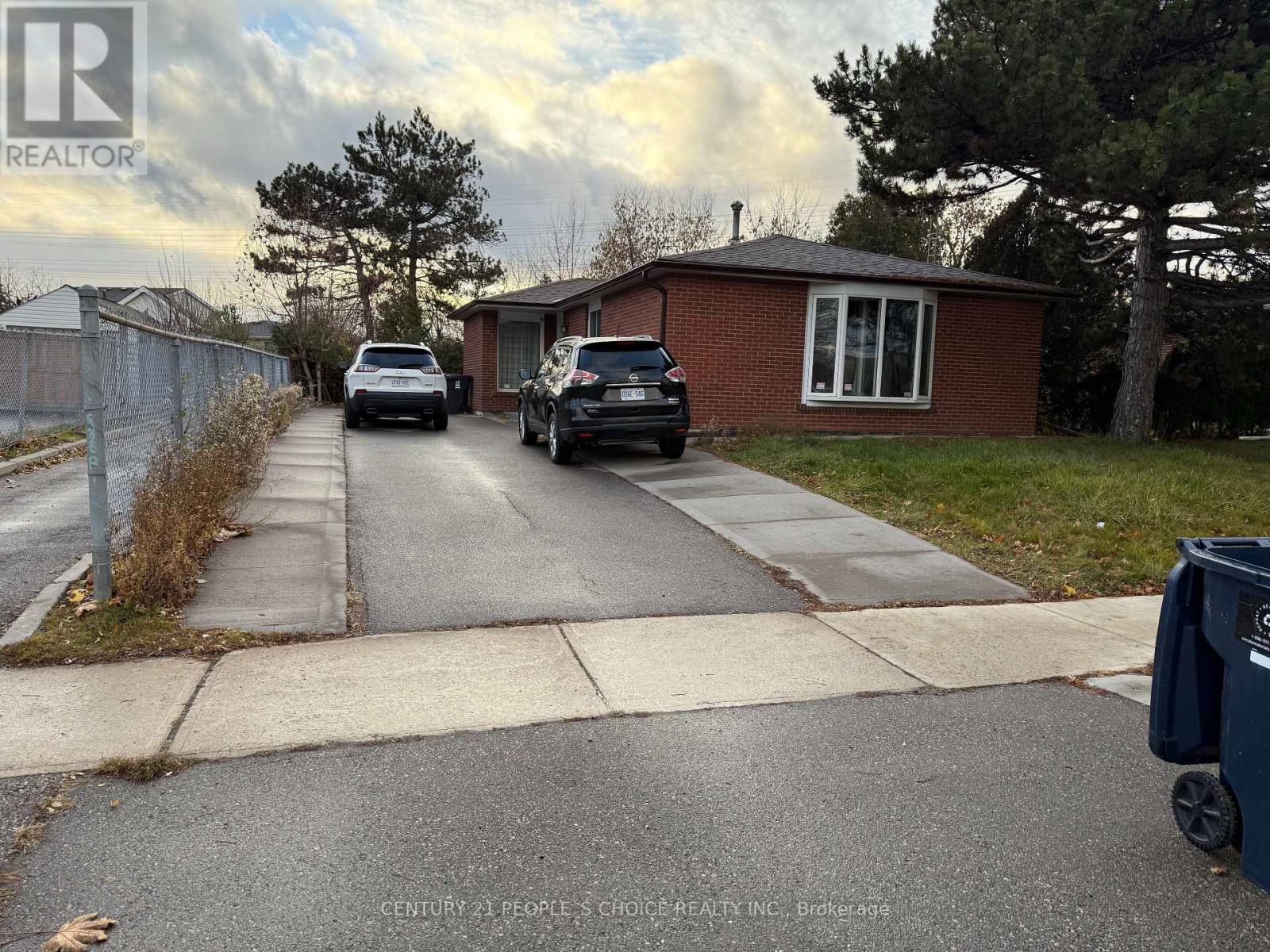 28 Lynmont Road, Toronto, Ontario  M9V 3W8 - Photo 2 - W12590638