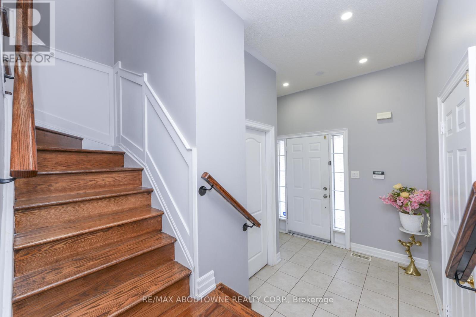 32 Lockheed Crescent, Brampton, Ontario  L7A 3G2 - Photo 6 - W12590646