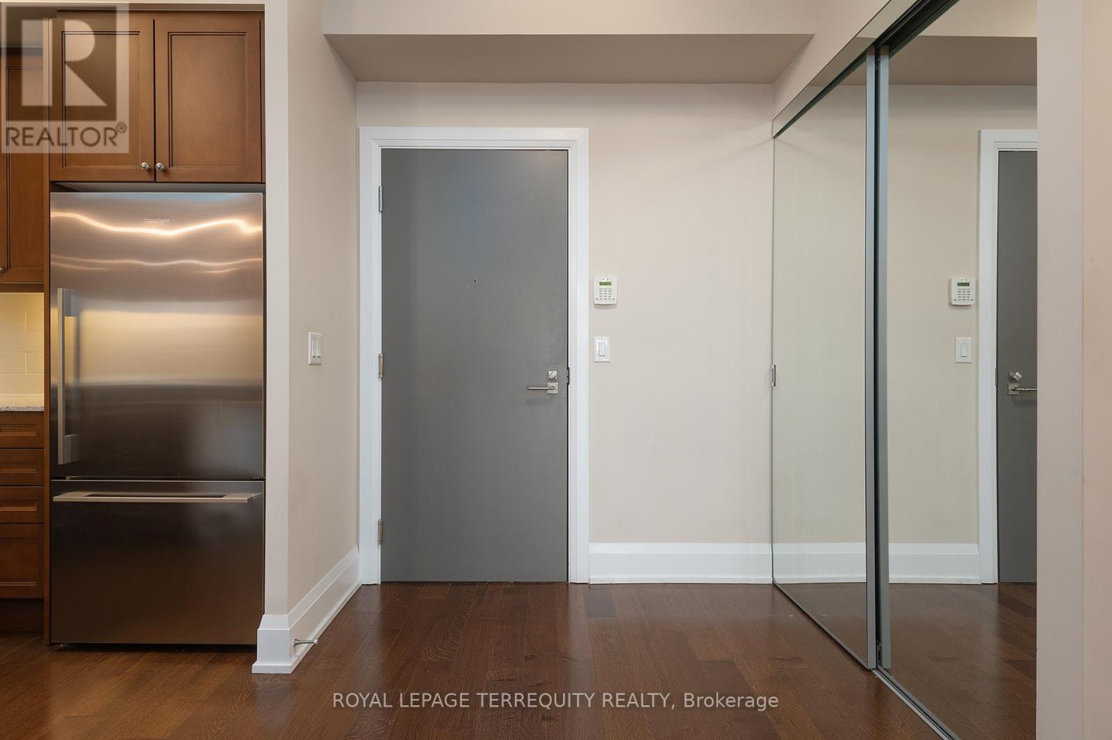 429 - 1 Old Mill Drive, Toronto, Ontario  M6S 0A1 - Photo 2 - W12590664