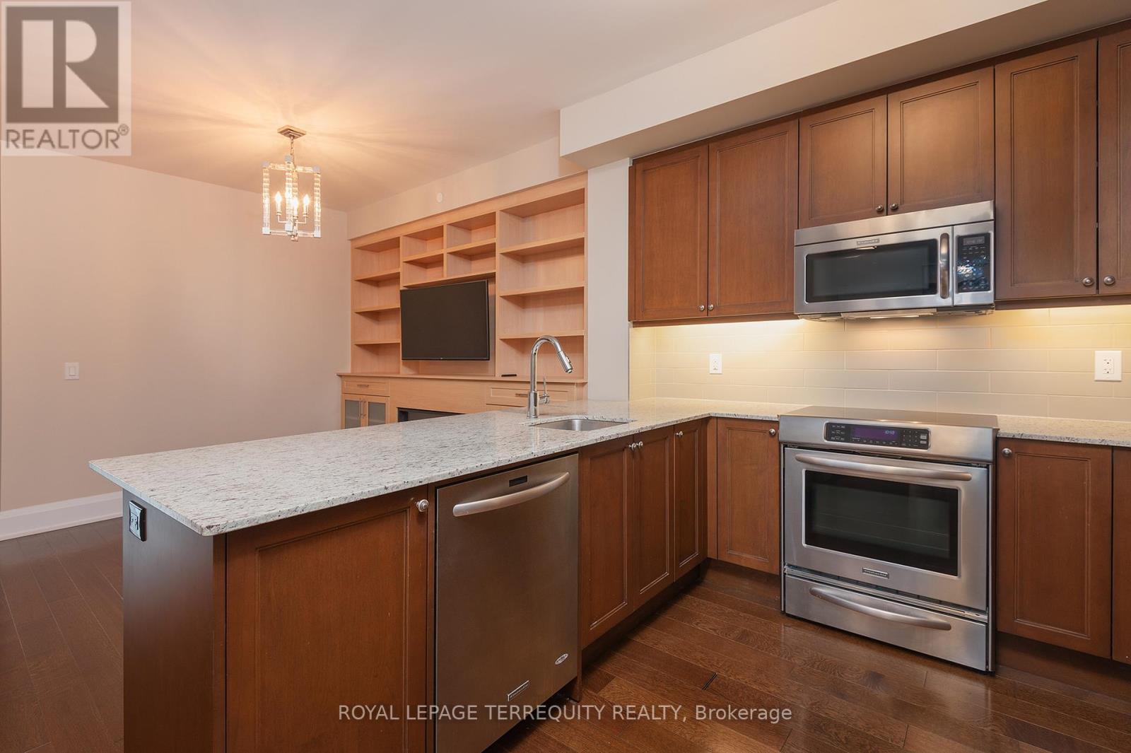 429 - 1 Old Mill Drive, Toronto, Ontario  M6S 0A1 - Photo 4 - W12590664
