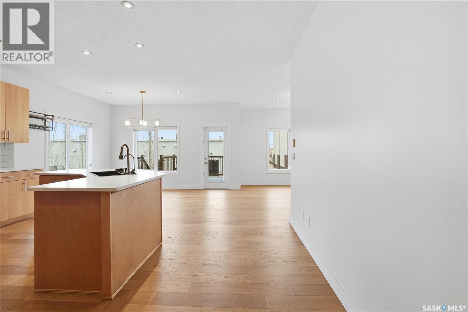 2106 Laurier Crescent E, Regina, Saskatchewan  S4V 0P6 - Photo 5 - SK020658