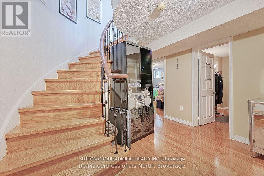 8 Elmsley Drive, Richmond Hill, Ontario  L4C 8N1 - Photo 32 - N12590784