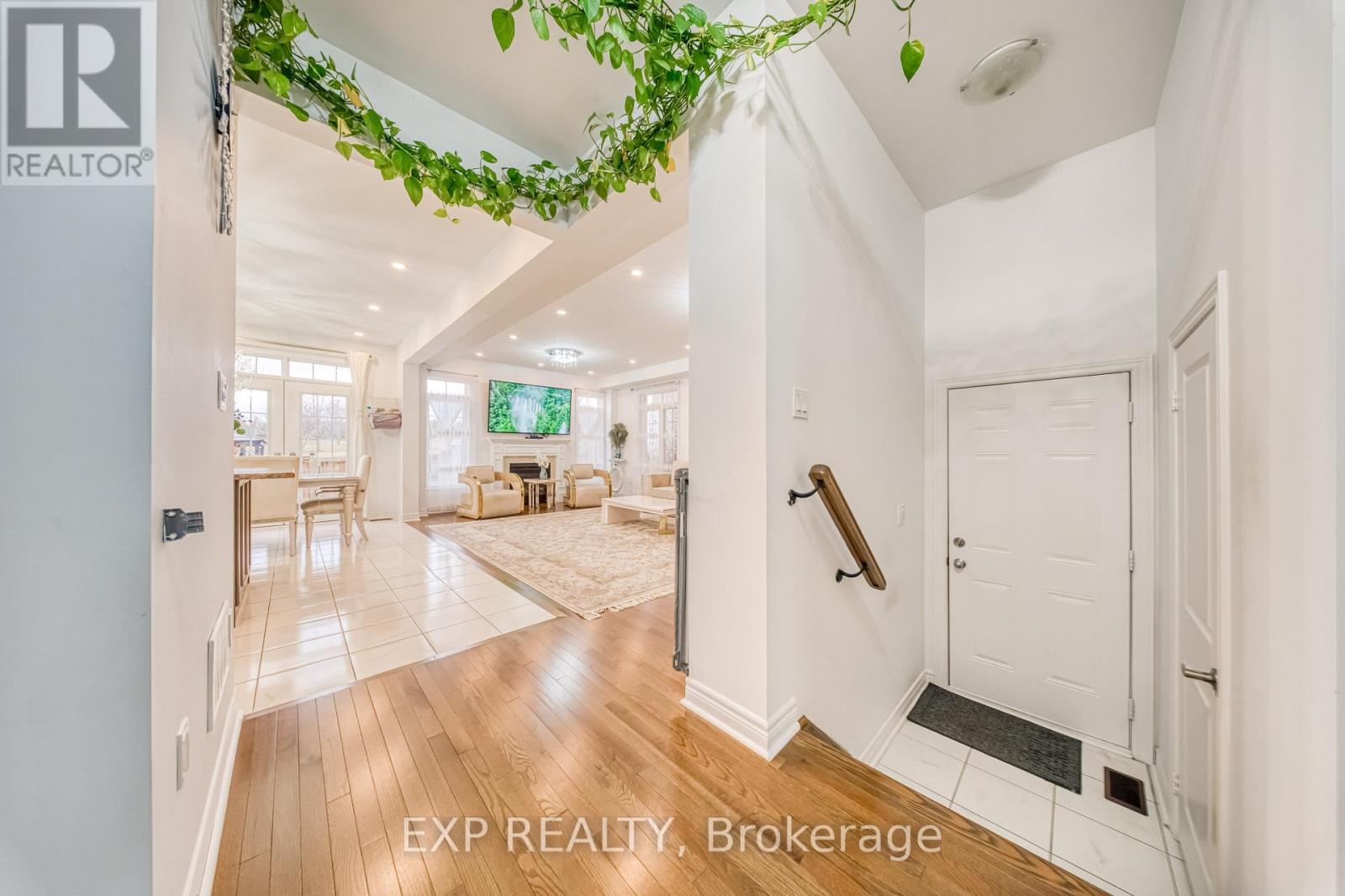 166 Inverness Way, Bradford West Gwillimbury (Bradford), Ontario  L3Z 2A6 - Photo 8 - N12590864