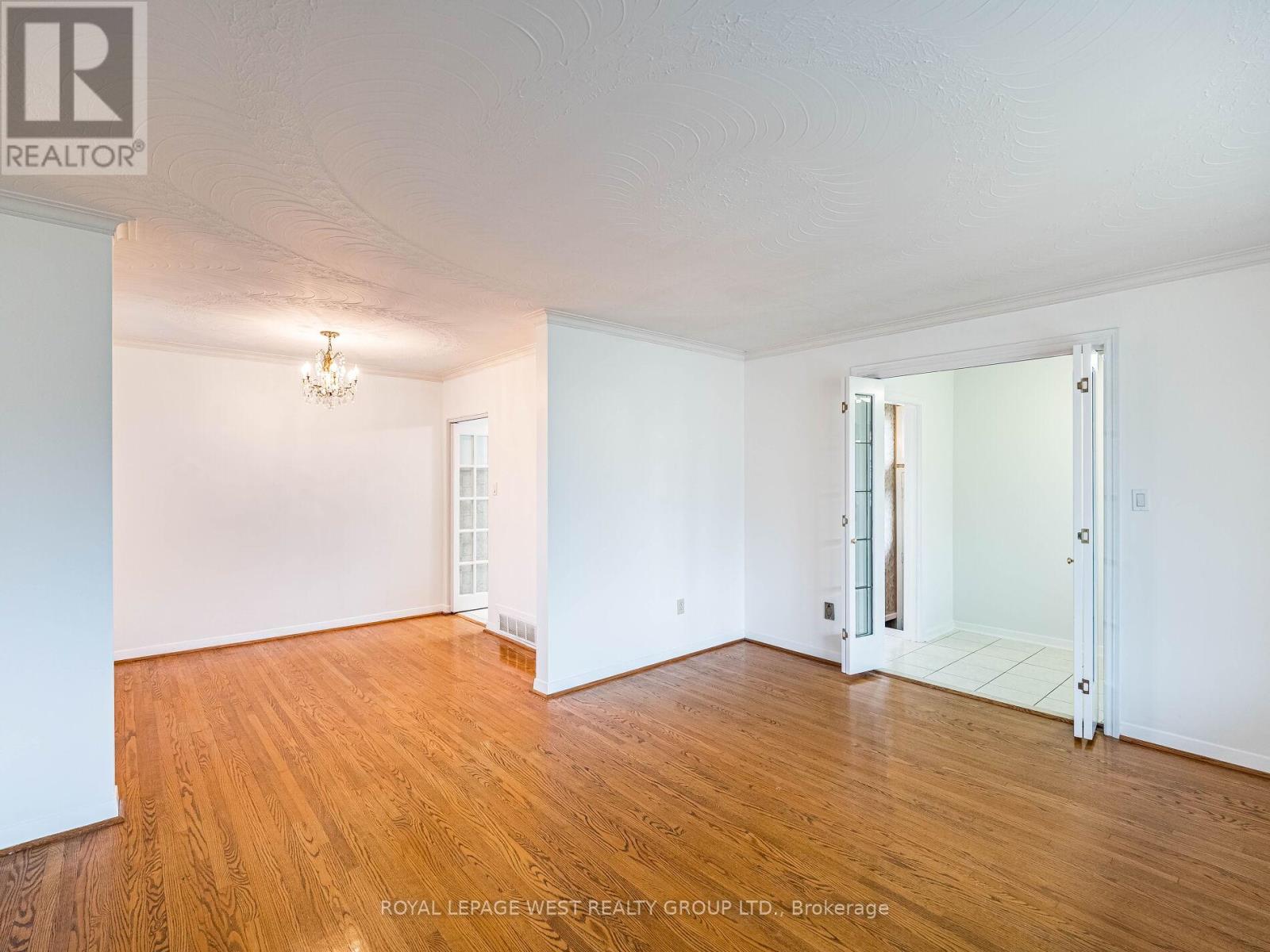 9 Rosefair Crescent, Toronto, Ontario M9W 3B1 - Photo 5 - W12589472