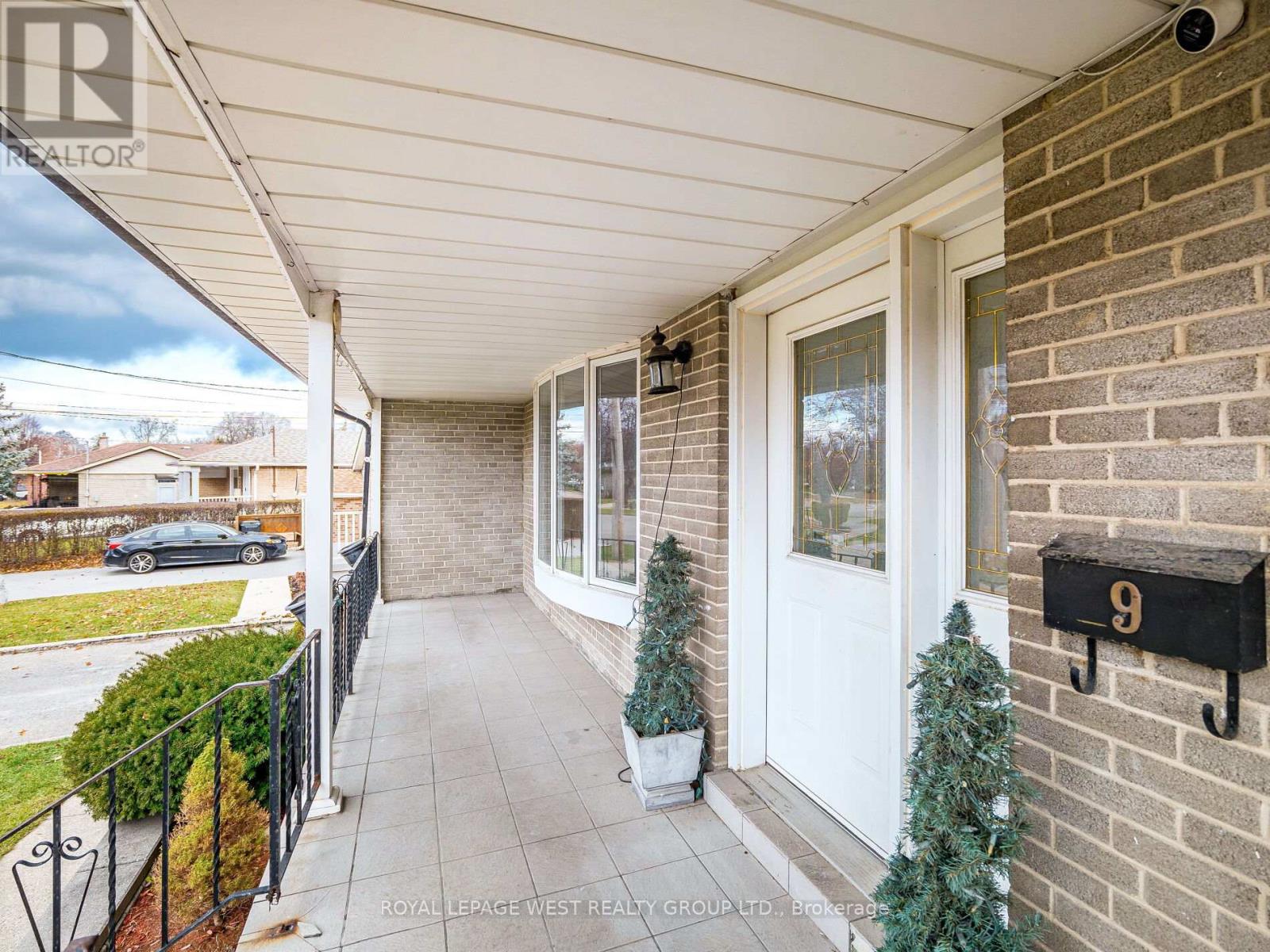 9 Rosefair Crescent, Toronto, Ontario M9W 3B1 - Photo 2 - W12589472