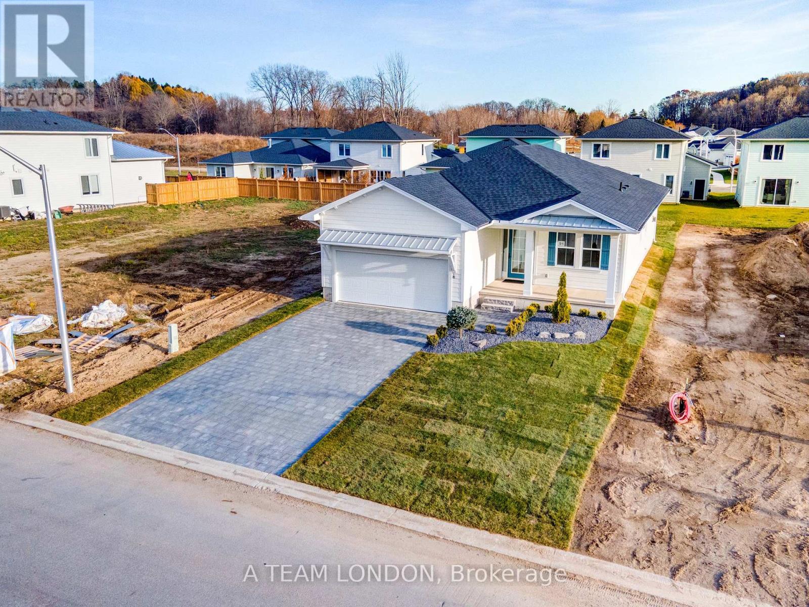 91 The Promenade, Central Elgin, Ontario N5L 1C5 - Photo 4 - X12511910