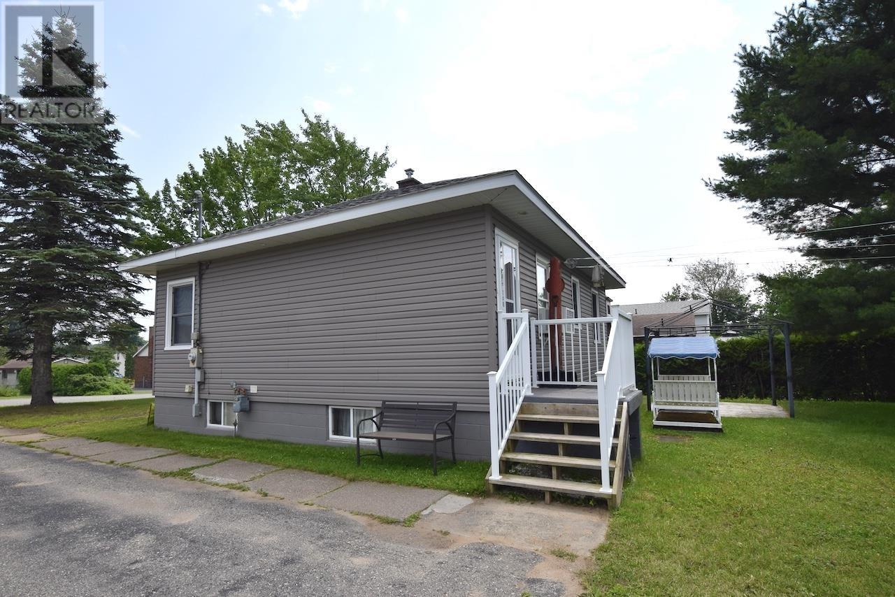 27 Queen Ave, Blind River, Ontario  P0R 1B0 - Photo 4 - SM251975