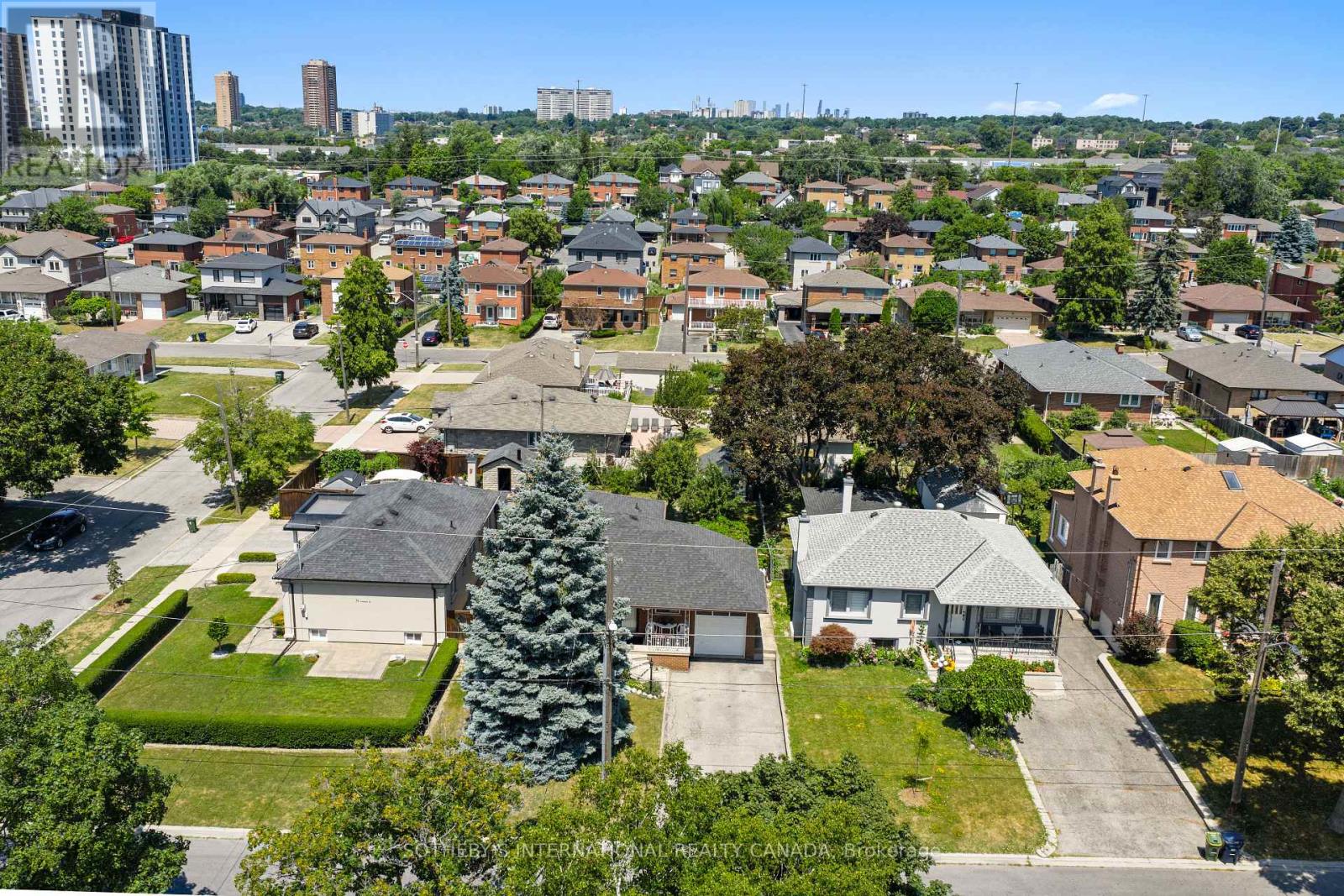 76 LAWNSIDE DRIVE, Toronto, Ontario