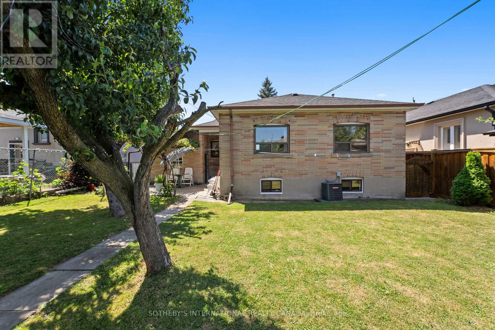 76 Lawnside Drive, Toronto, Ontario  M6L 1Z7 - Photo 36 - W12590740