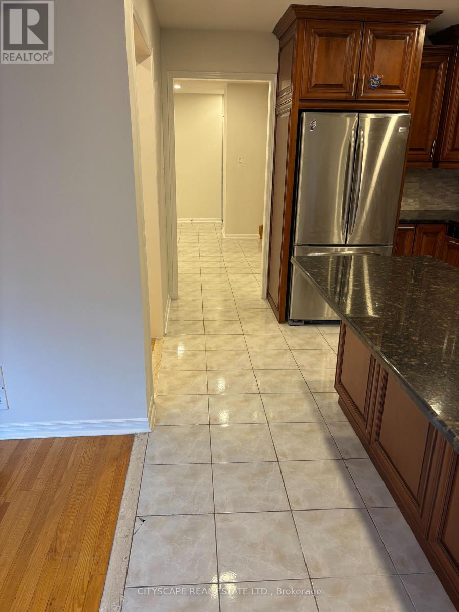 3968 Foxwood Avenue, Mississauga, Ontario  L5N 7V4 - Photo 6 - W12590756