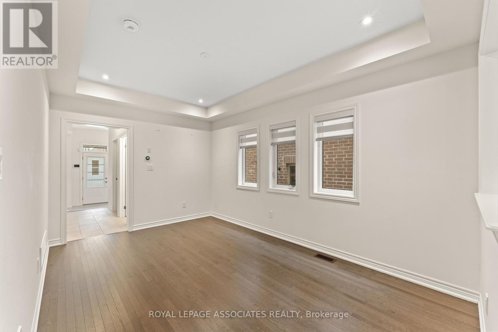 3909 Koenig Road E, Burlington, Ontario  L7M 0Z9 - Photo 3 - W12590780