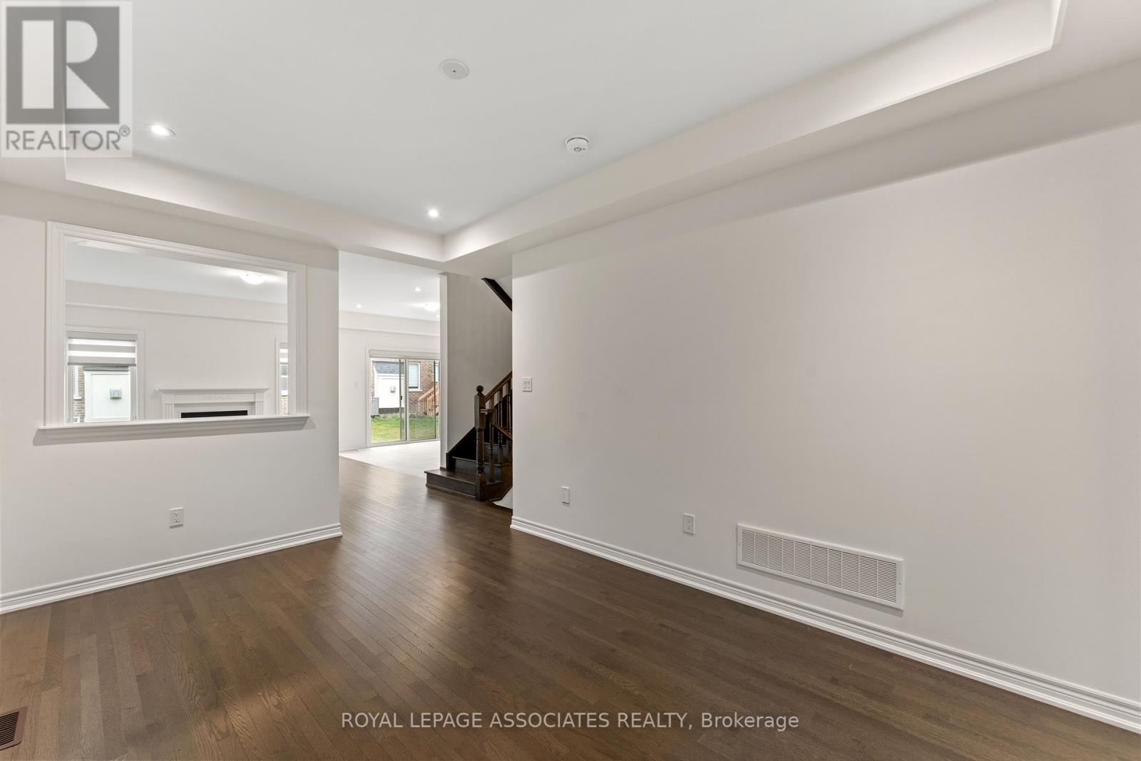 3909 Koenig Road E, Burlington, Ontario  L7M 0Z9 - Photo 4 - W12590780