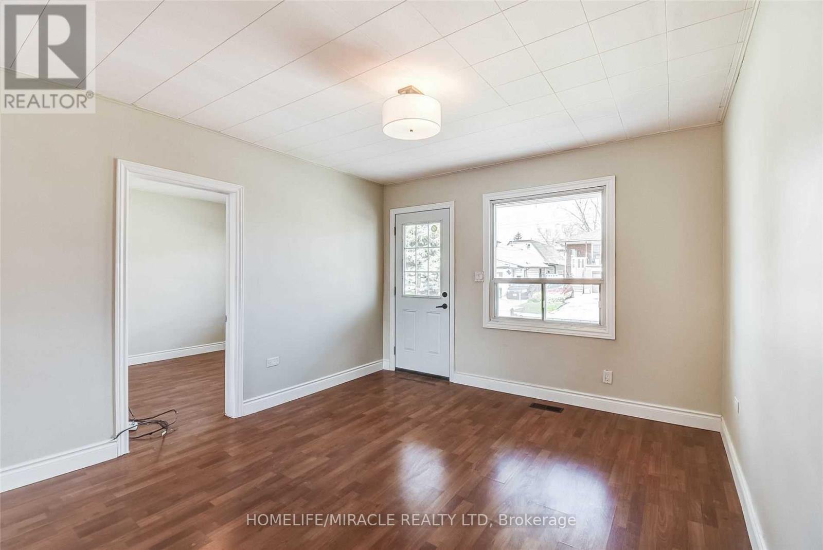 Upper - 1064 Westmount Avenue, Mississauga, Ontario  L5E 1X4 - Photo 10 - W12590816