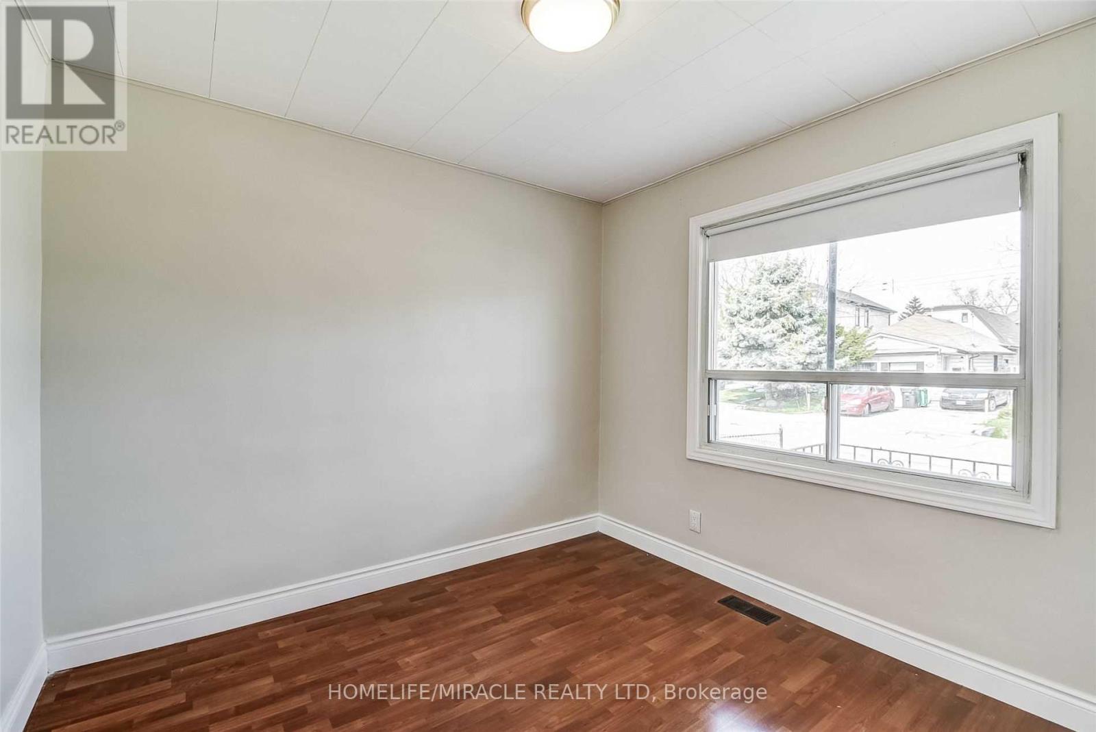 Upper - 1064 Westmount Avenue, Mississauga, Ontario  L5E 1X4 - Photo 11 - W12590816