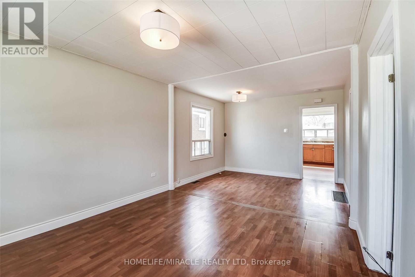 Upper - 1064 Westmount Avenue, Mississauga, Ontario  L5E 1X4 - Photo 12 - W12590816