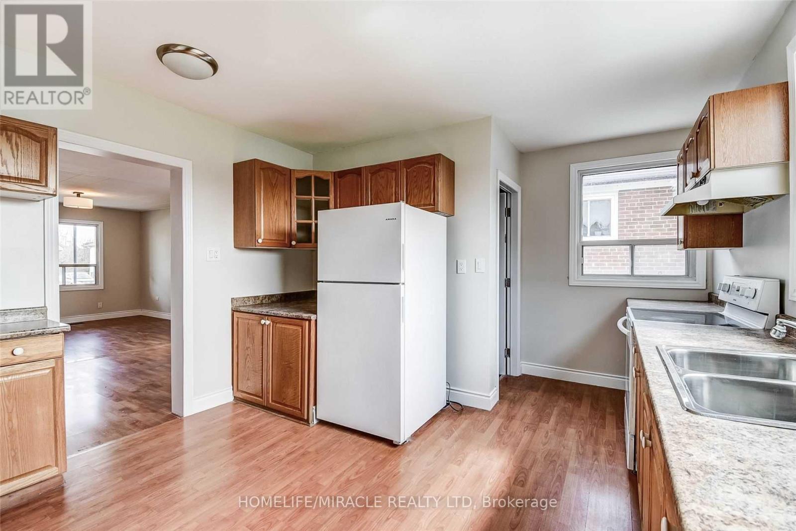 Upper - 1064 Westmount Avenue, Mississauga, Ontario  L5E 1X4 - Photo 3 - W12590816