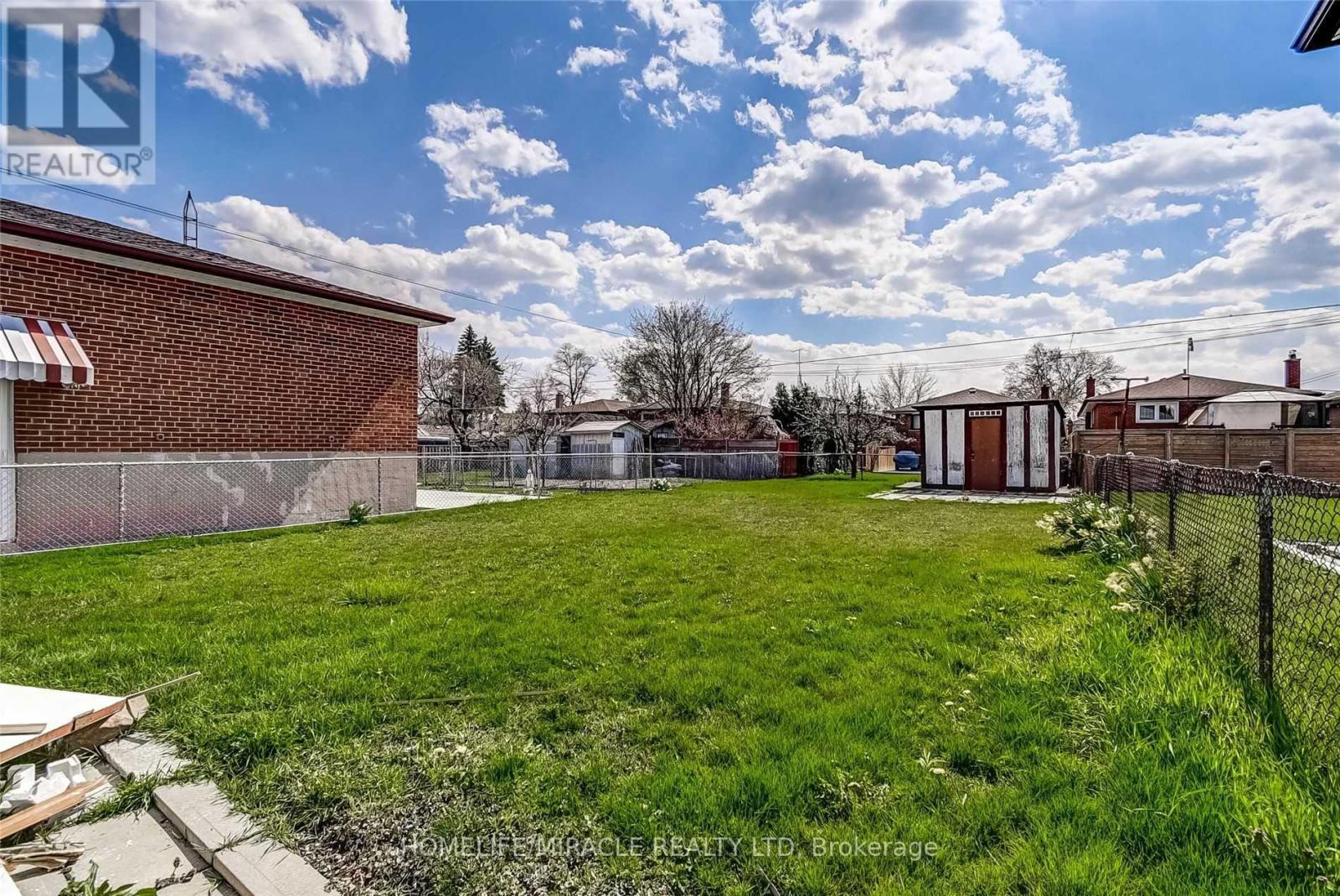 Upper - 1064 Westmount Avenue, Mississauga, Ontario  L5E 1X4 - Photo 5 - W12590816