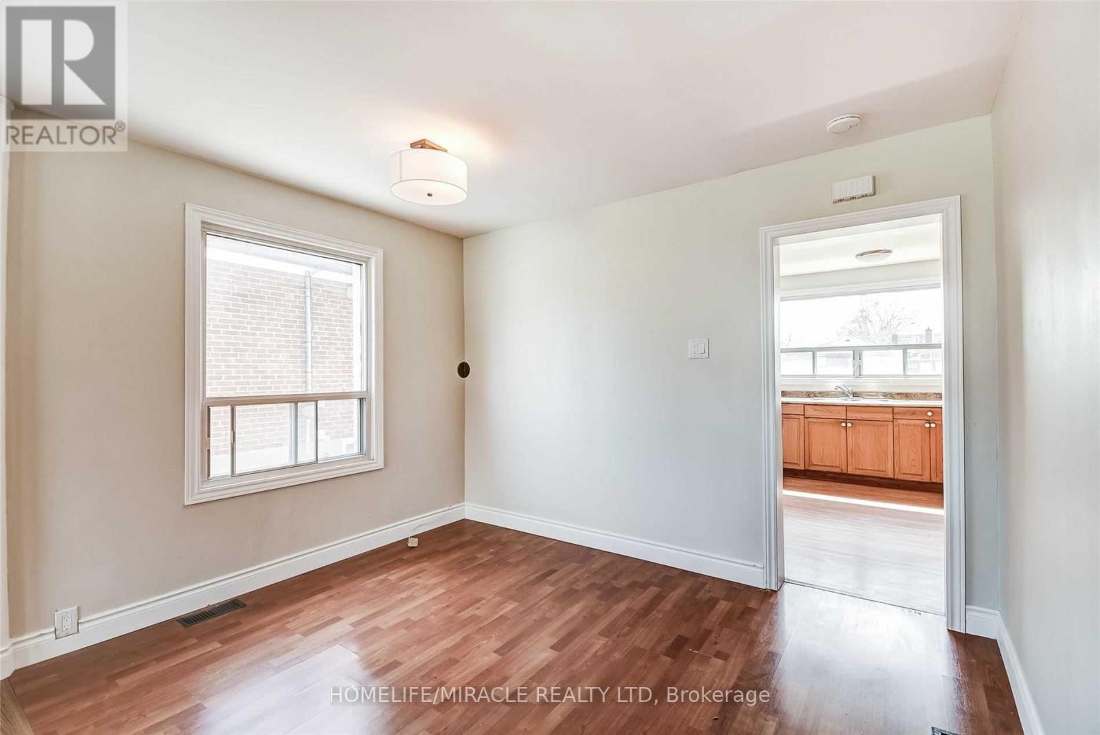 Upper - 1064 Westmount Avenue, Mississauga, Ontario  L5E 1X4 - Photo 9 - W12590816