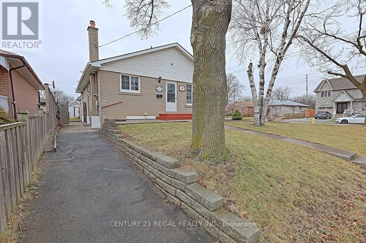 9 Guiness Avenue, Toronto, Ontario  M9W 3L1 - Photo 2 - W12590862