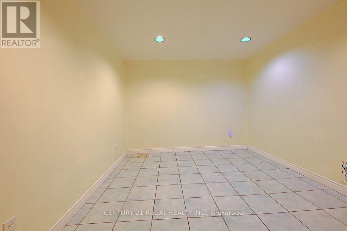 9 Guiness Avenue, Toronto, Ontario  M9W 3L1 - Photo 22 - W12590862