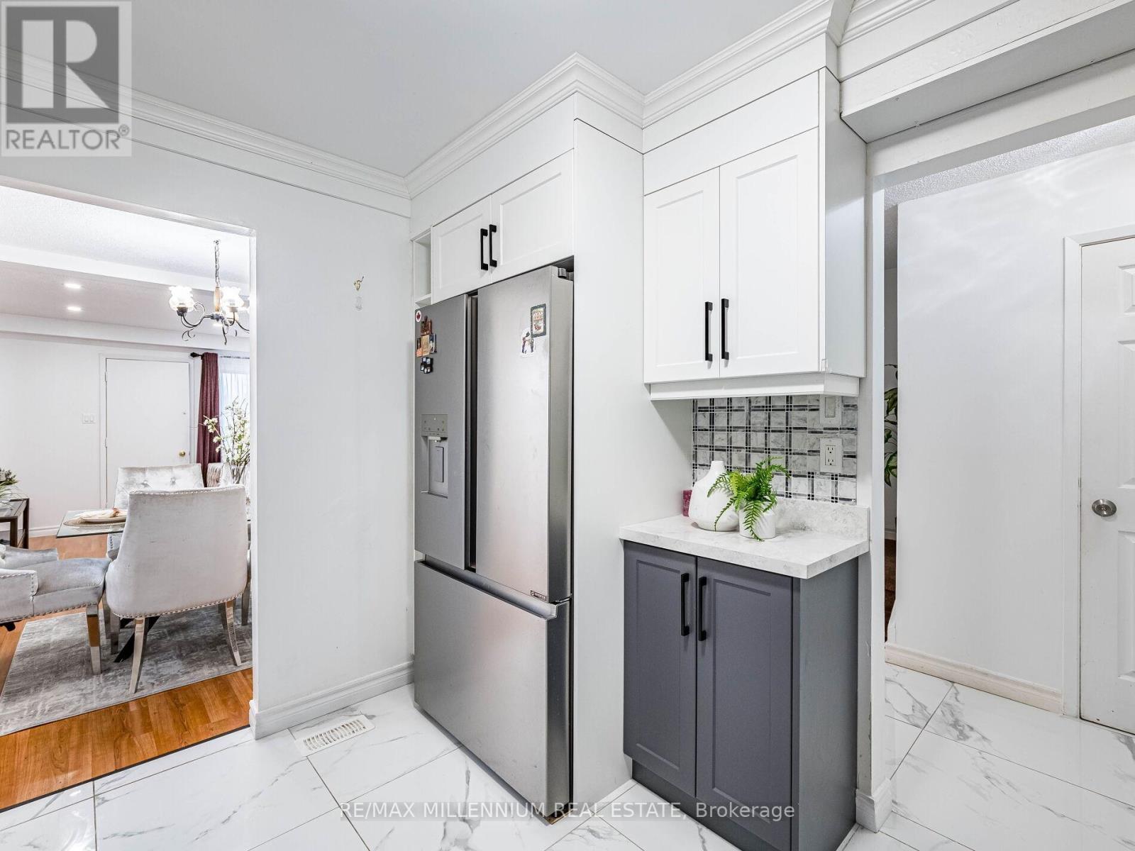 35 Scottsdale Court, Brampton, Ontario  L6W 3R8 - Photo 10 - W12590904