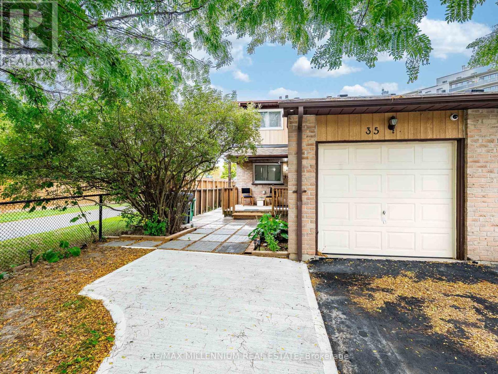 35 Scottsdale Court, Brampton, Ontario  L6W 3R8 - Photo 4 - W12590904