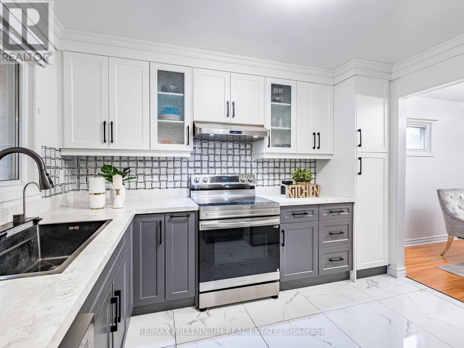 35 Scottsdale Court, Brampton, Ontario  L6W 3R8 - Photo 6 - W12590904