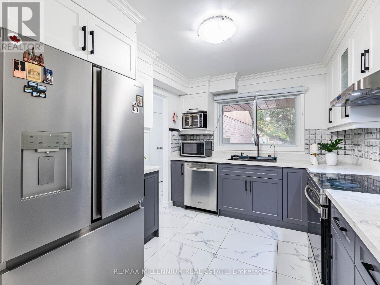 35 Scottsdale Court, Brampton, Ontario  L6W 3R8 - Photo 8 - W12590904