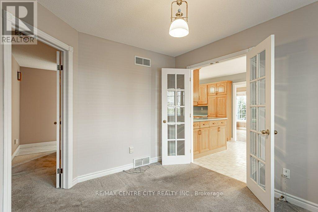 261 Ensign Crescent, London South, Ontario  N6J 4V2 - Photo 21 - X12590920